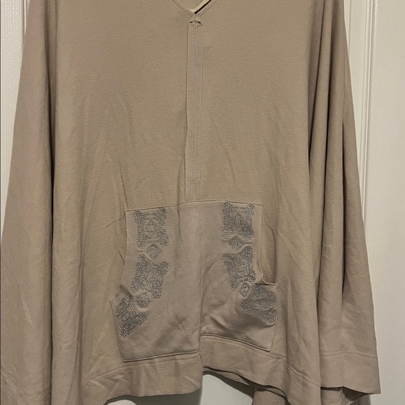Pol Oversized Poncho with Hoody - Picture 6 of 13